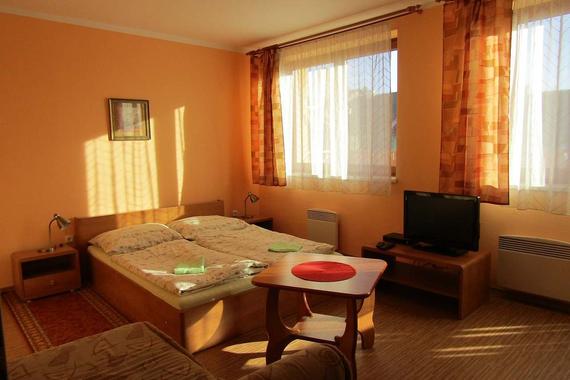 apartm&aacute;n DVA ložnice s ob&yacute;v&aacute;kem