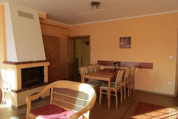 apartm&aacute;n TŘI ob&yacute;vac&iacute; m&iacute;stnost s j&iacute;deln&iacute;m stolem