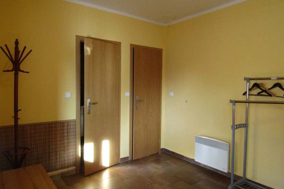 apartm&aacute;n TŘI prostorn&aacute; chodba kde se nach&aacute;z&iacute; wc a koupelna se sprch