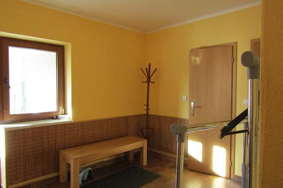apartm&aacute;n TŘI prostorn&aacute; chodba kde se nach&aacute;z&iacute; wc a koupelna se sprch