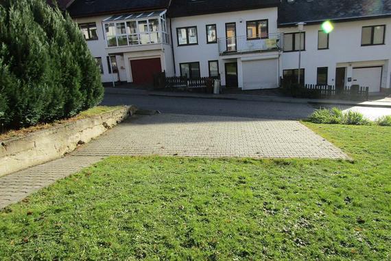 parkovac&iacute; m&iacute;sta pod bar&aacute;kem pro apartm&aacute;n TŘI